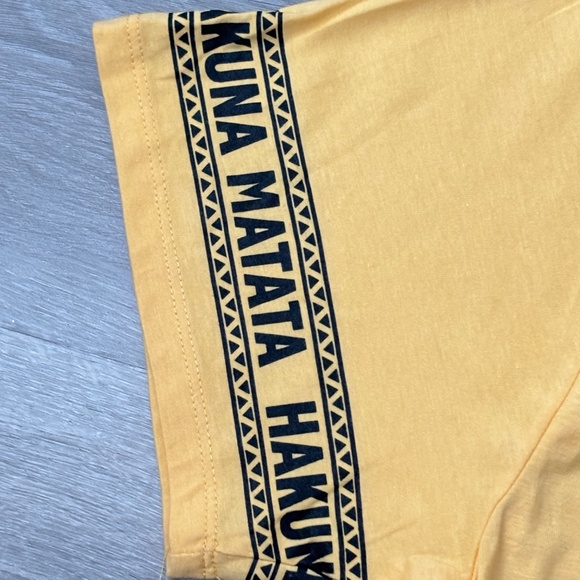 NWT DISNEY Lion King HAKUNA MATATA Graphic Yellow Cropped T Shirt Women’s Sz XL - Picture 4 of 10